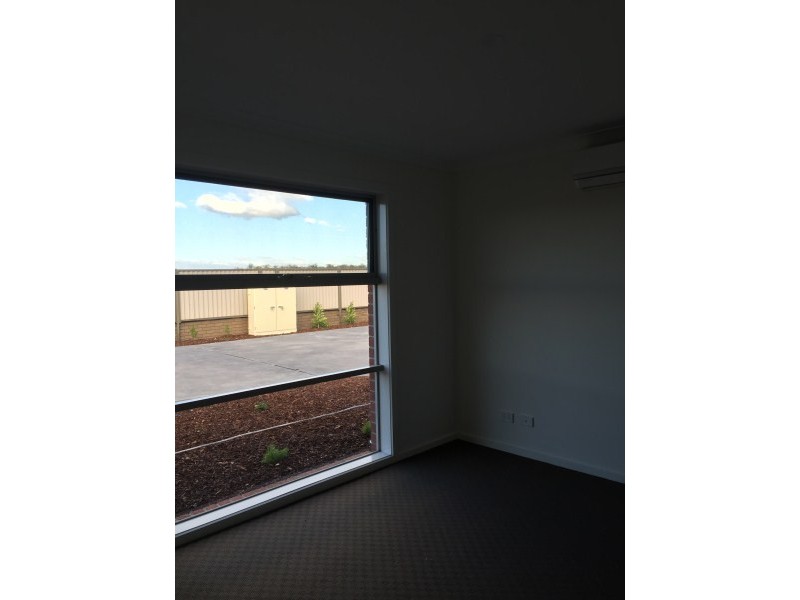 Units1 and 2, 179 Rosebank Drive, Cranbourne North VIC 3977