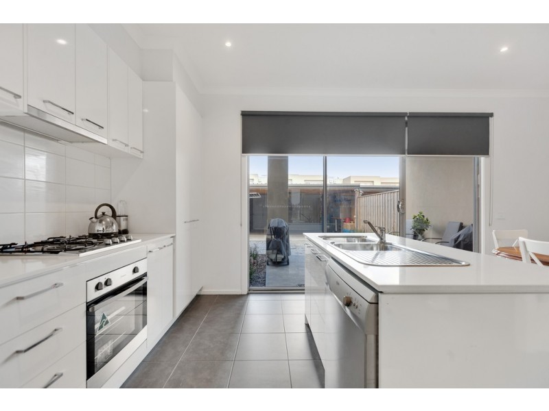 5 Nanea Path, Cranbourne VIC 3977