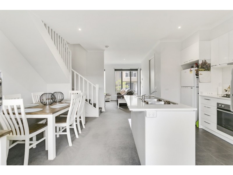 8 Nanea Path, Cranbourne VIC 3977