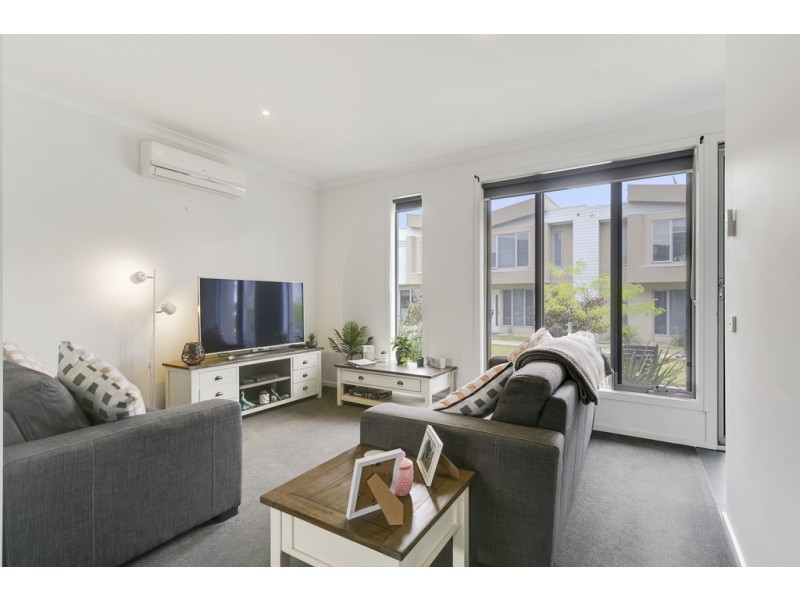 8 Nanea Path, Cranbourne VIC 3977