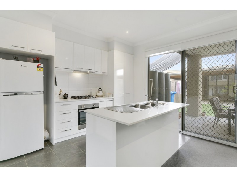 8 Nanea Path, Cranbourne VIC 3977