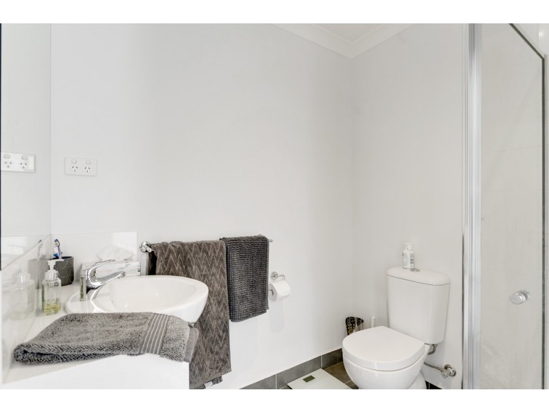 8 Nanea Path, Cranbourne VIC 3977