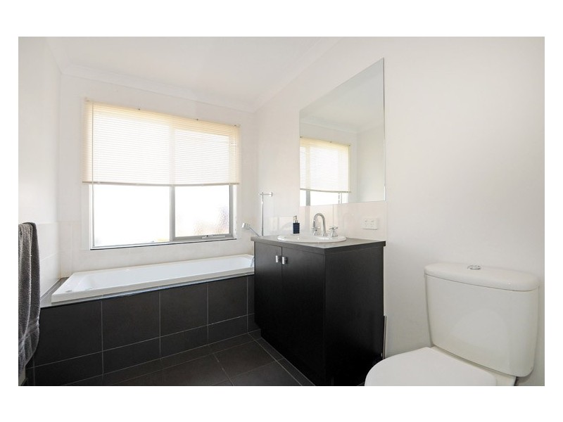 18 Lats Avenue, Carrum Downs VIC 3201