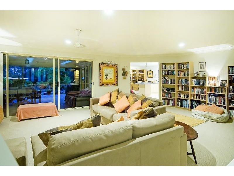 18 Gippsland Drive, Helensvale QLD 4212