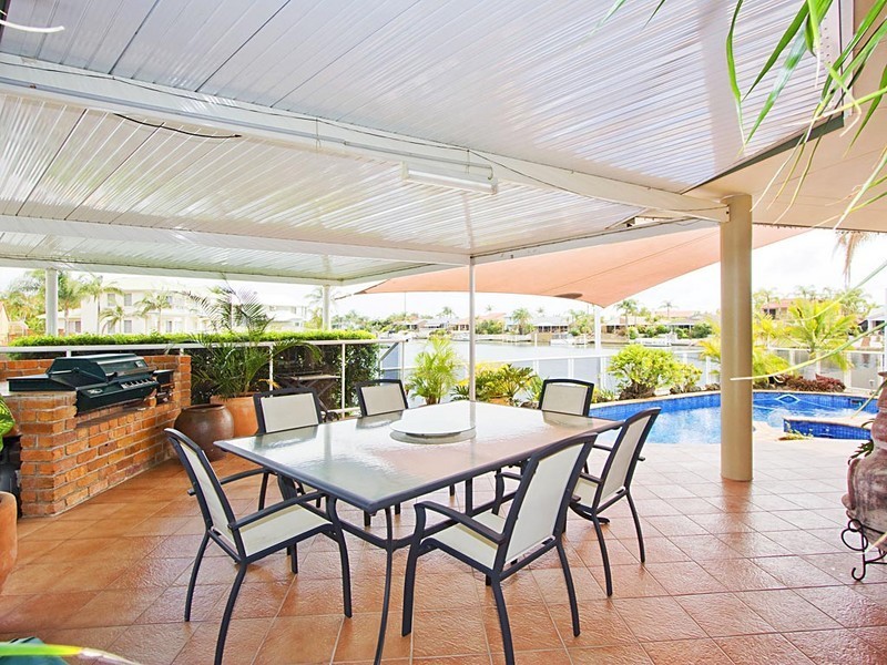 2 Sundance Way, Runaway Bay QLD 4216
