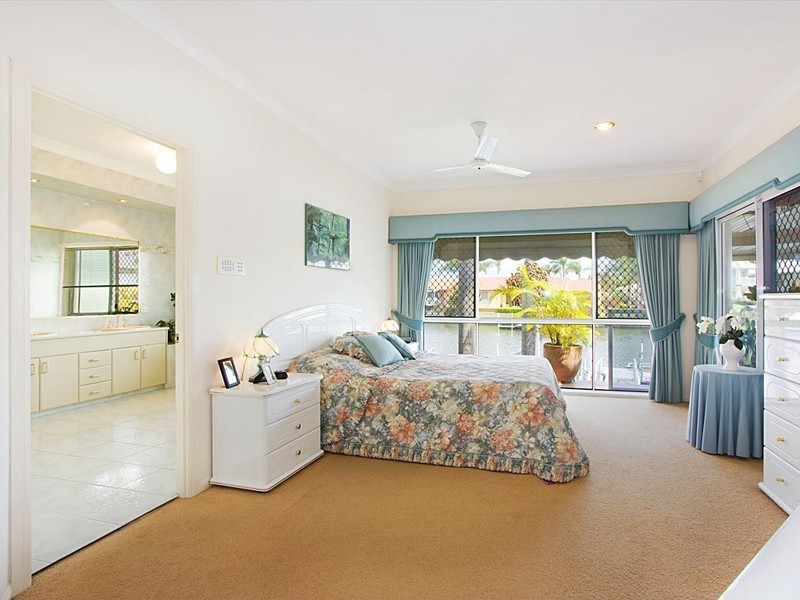 2 Sundance Way, Runaway Bay QLD 4216