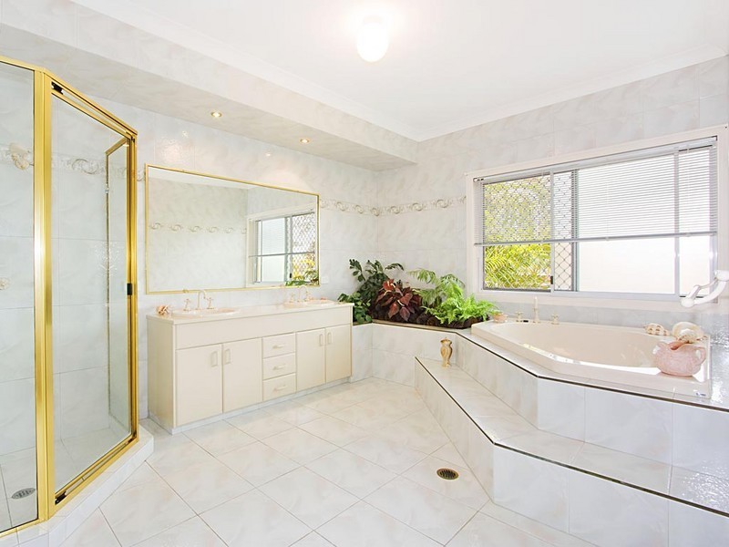 2 Sundance Way, Runaway Bay QLD 4216