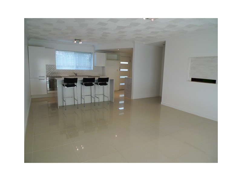 2/83 Bayview Street, Runaway Bay QLD 4216