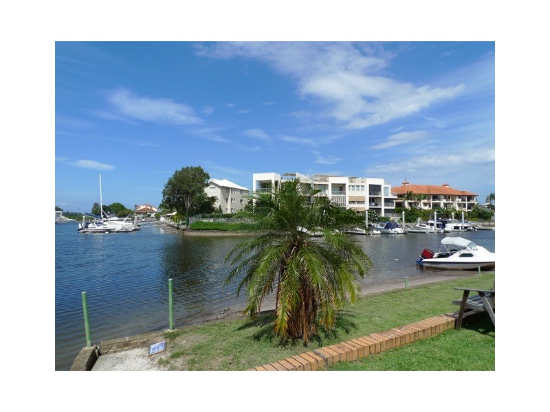 2/83 Bayview Street, Runaway Bay QLD 4216