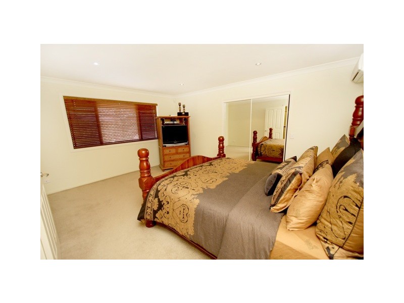 5 Aroa Ct, Runaway Bay QLD 4216