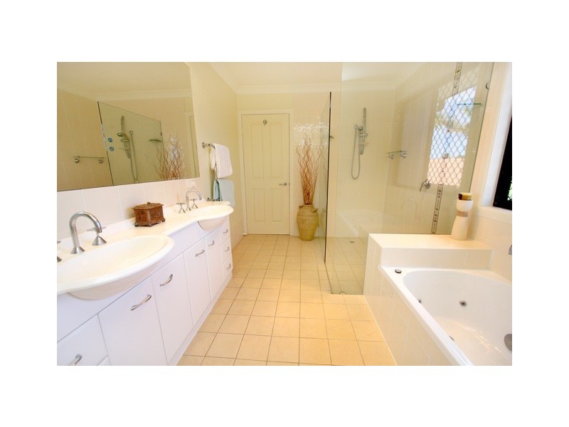 5 Aroa Ct, Runaway Bay QLD 4216