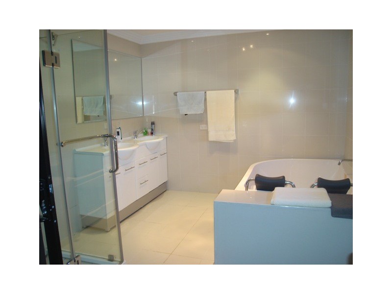 316 Bayview Street, Hollywell QLD 4216