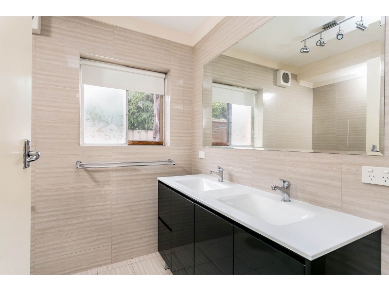 1/16 Russell Street East, Rosewater SA 5013