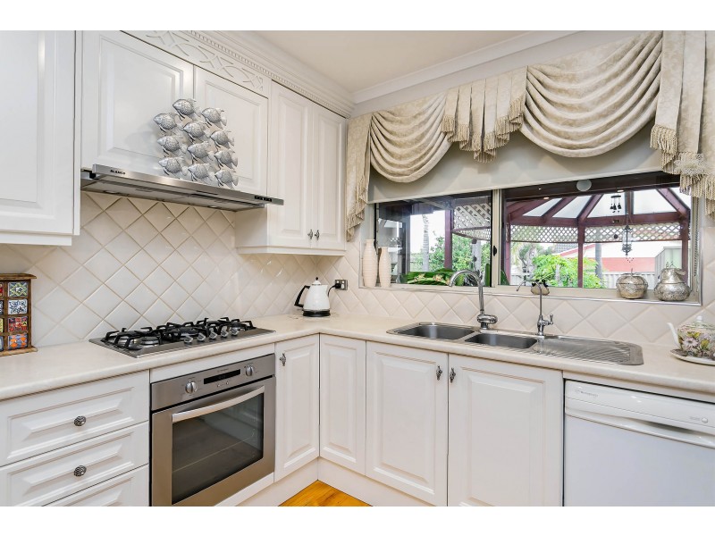 2 Pialba Grove, West Lakes Shore SA 5020