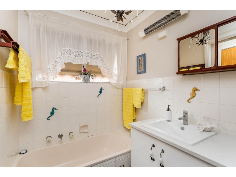 2 Pialba Grove, West Lakes Shore SA 5020