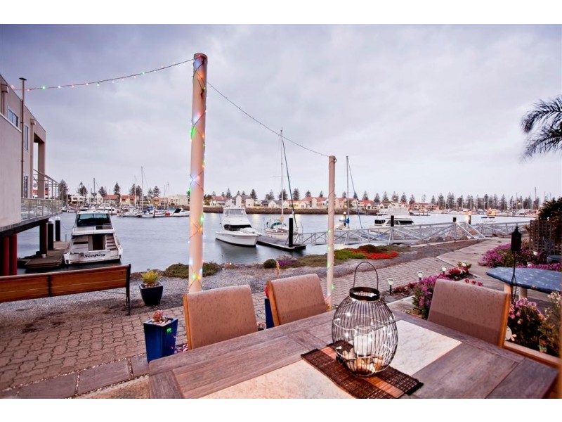 135 Gulf Point Drive, North Haven SA 5018