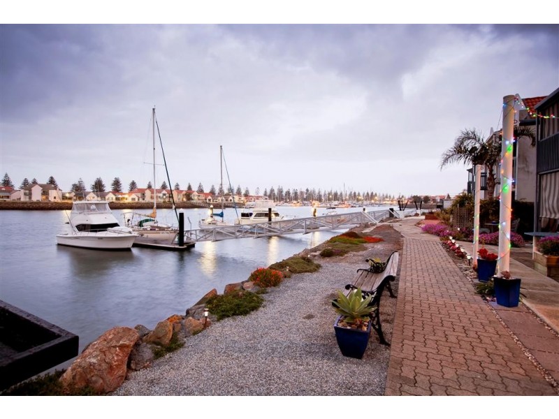 135 Gulf Point Drive, North Haven SA 5018