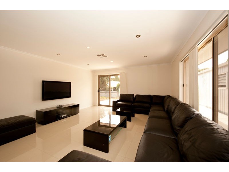 21 Niemeyer Crescent, St Agnes SA 5097