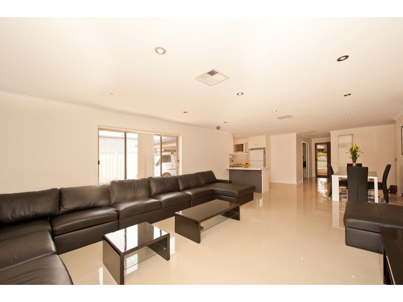 21 Niemeyer Crescent, St Agnes SA 5097