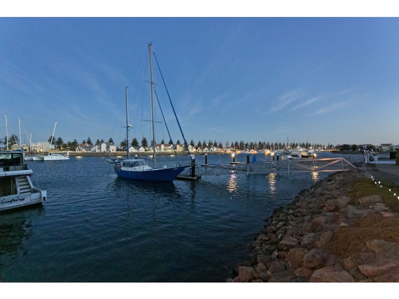122 Gulf Point Drive, North Haven SA 5018