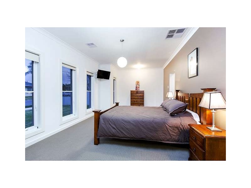 64 Oval Avenue, Woodville South SA 5011