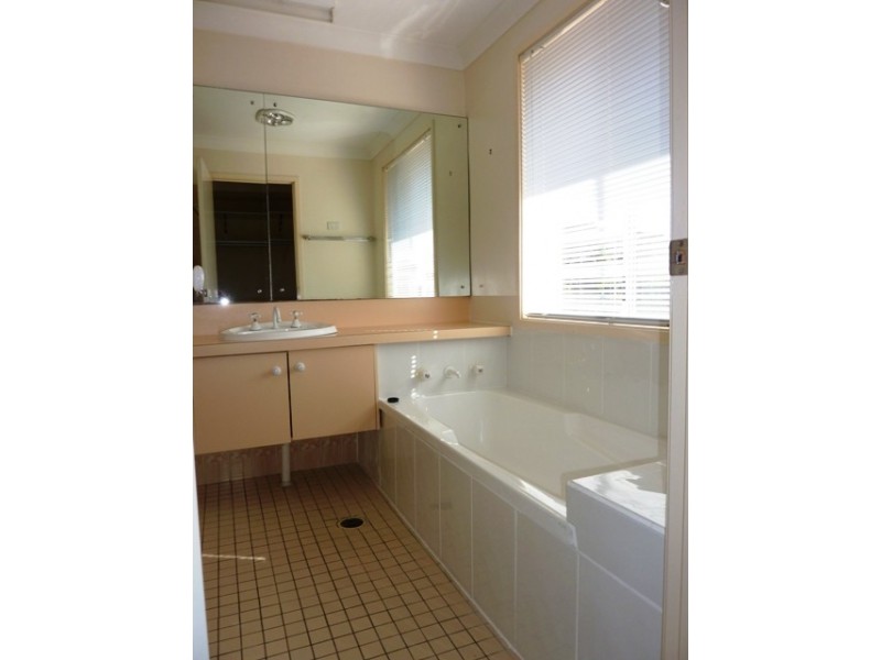 4 Yanderra Cres, Narara NSW 2250