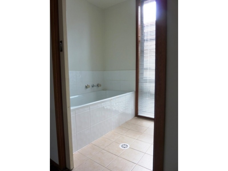 8 Blackwood Close, Narara NSW 2250