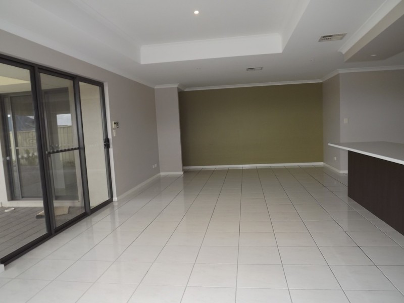 8 Mason Cres, Port Denison WA 6525