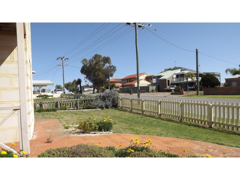 18 Bartlett Place, Port Denison WA 6525