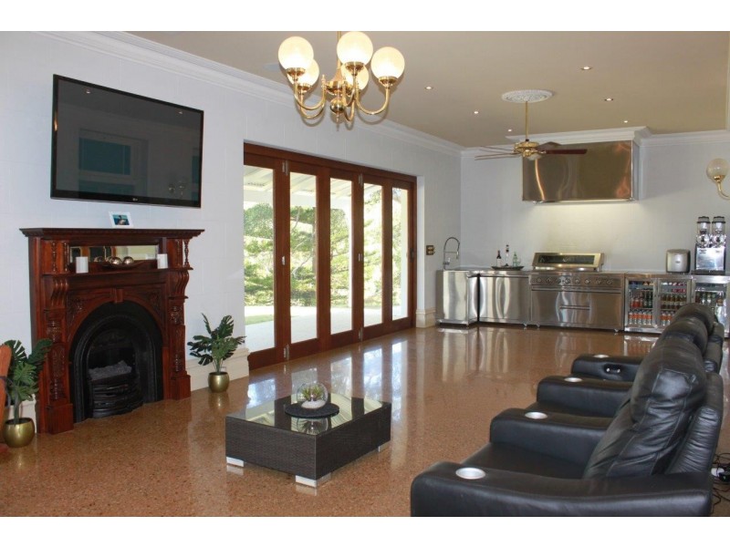 2 Hunts Road, Dongara WA 6525