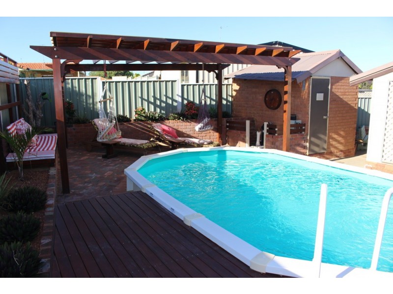 15 Pickering Drive, Dongara WA 6525