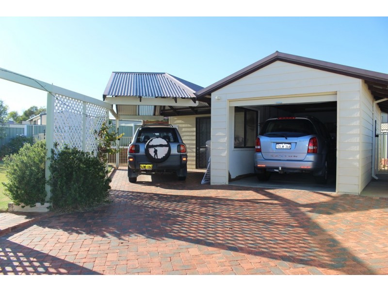 15 Pickering Drive, Dongara WA 6525