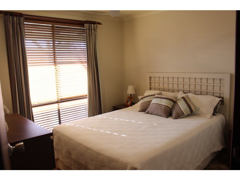 15 Pickering Drive, Dongara WA 6525