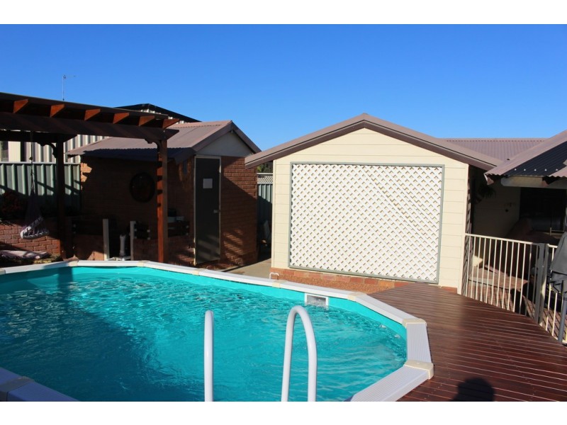 15 Pickering Drive, Dongara WA 6525