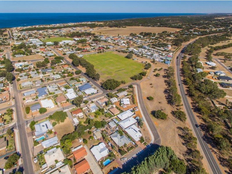 1 Irwin Crescent, Dongara WA 6525