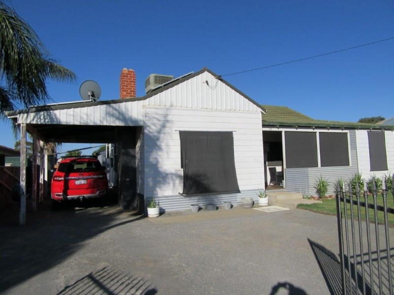 11 Robertson Street, Carnamah WA 6517
