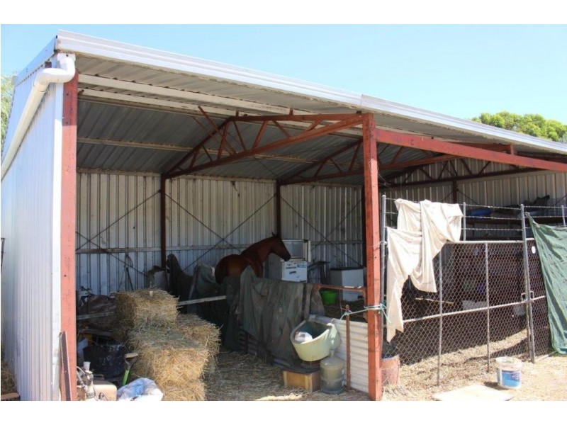 104 Stock Route Road, Yardarino WA 6525