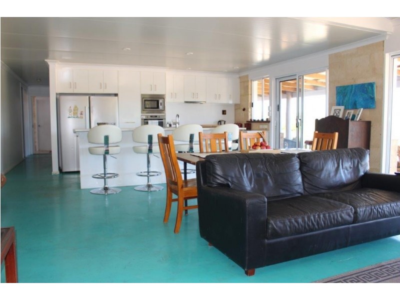 104 Stock Route Road, Yardarino WA 6525