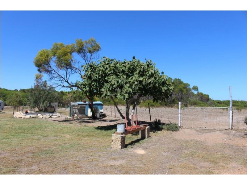 104 Stock Route Road, Yardarino WA 6525