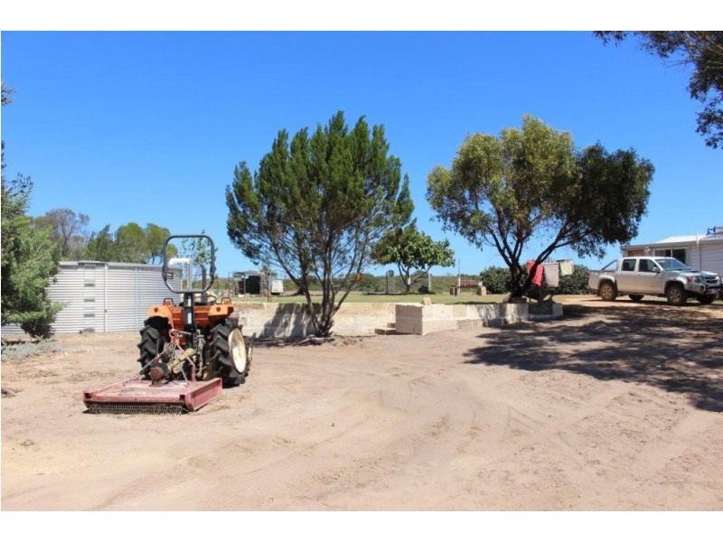 104 Stock Route Road, Yardarino WA 6525