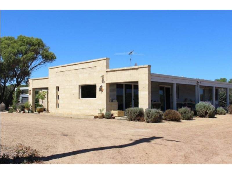 104 Stock Route Road, Yardarino WA 6525