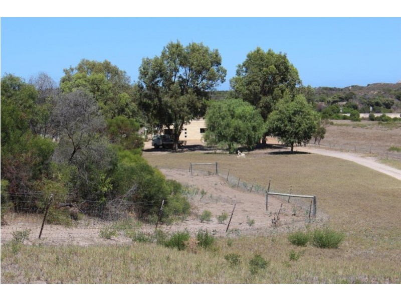 104 Stock Route Road, Yardarino WA 6525