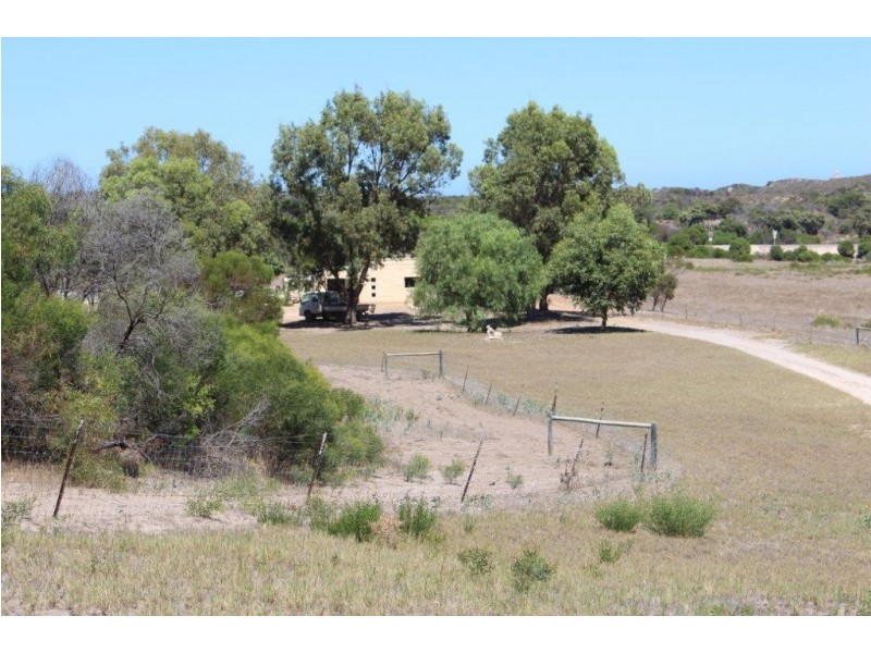 104 Stock Route Road, Yardarino WA 6525