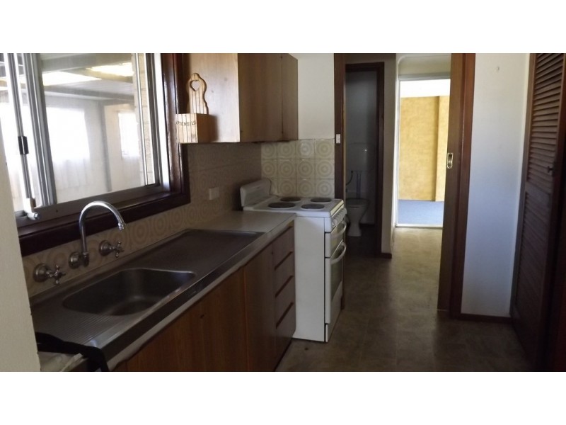 8 Hunts Road, Dongara WA 6525