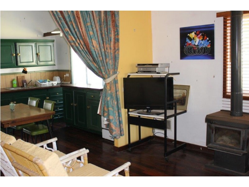 4 Armstrong Street, Dongara WA 6525