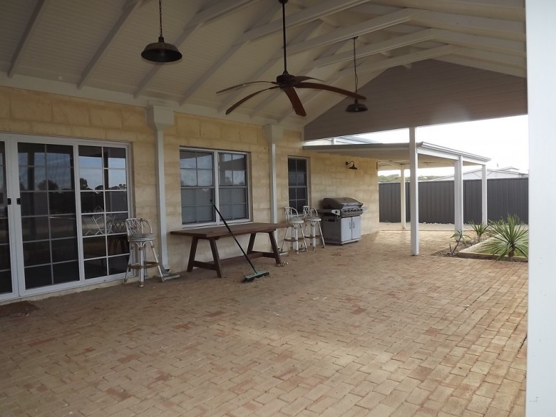 11 Cardwell gardens, Dongara WA 6525