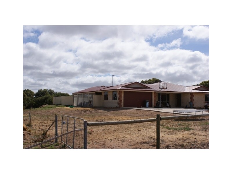 6 Sloper Vale, Dongara WA 6525