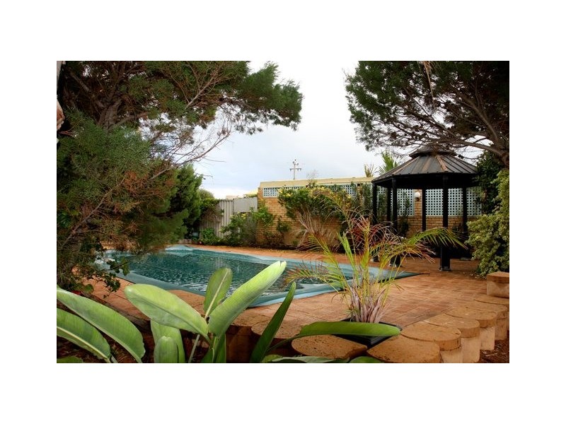 6 Delmage Street, Dongara WA 6525