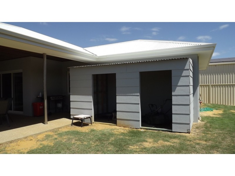 18 Gillam Drive, Dongara WA 6525