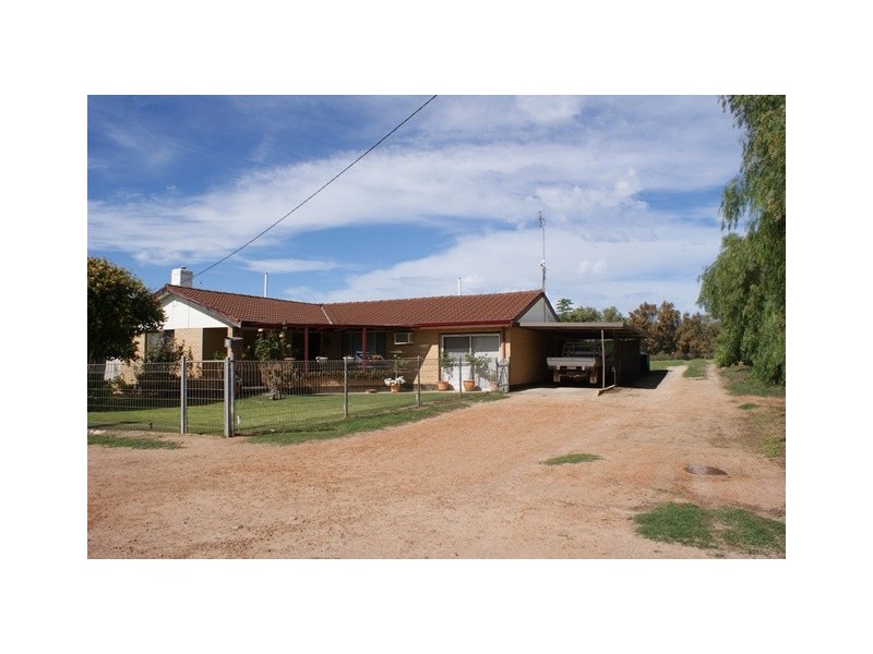 8 Hunts Road, Dongara WA 6525